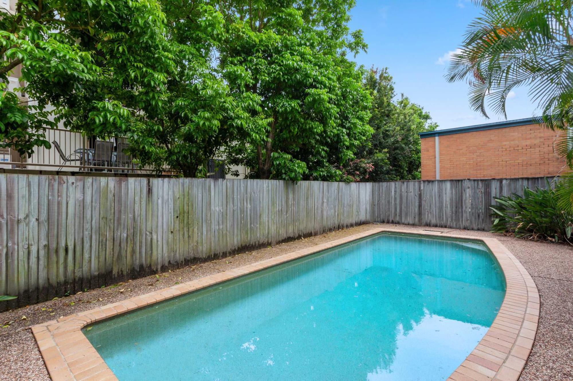 Private Burleigh Retreat, Short Walk To *