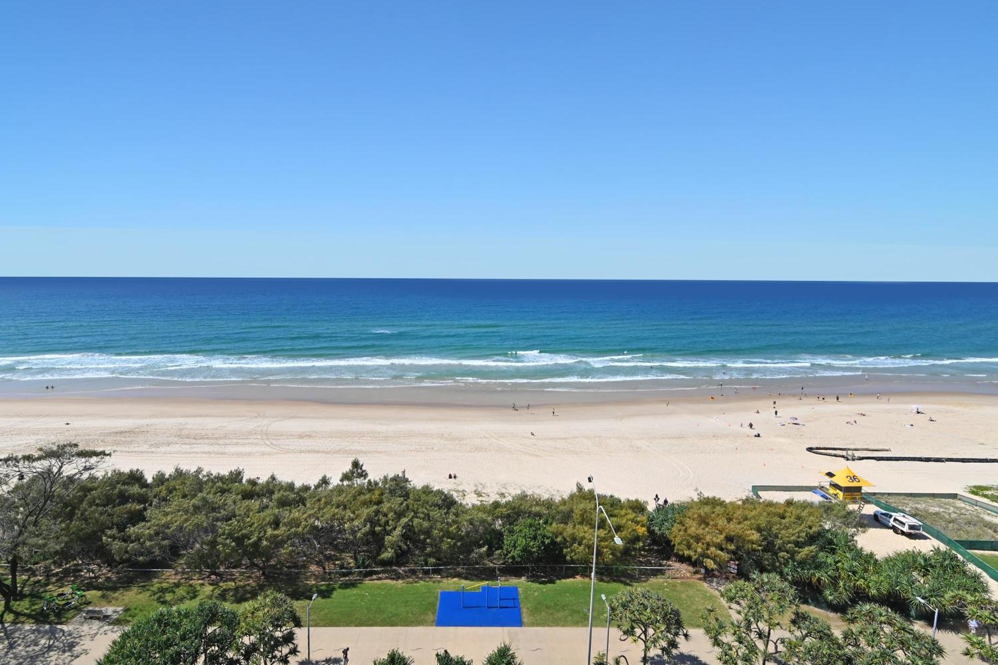 Breathtaking Ocean View & Beachside 3 Bedrooms Apartment