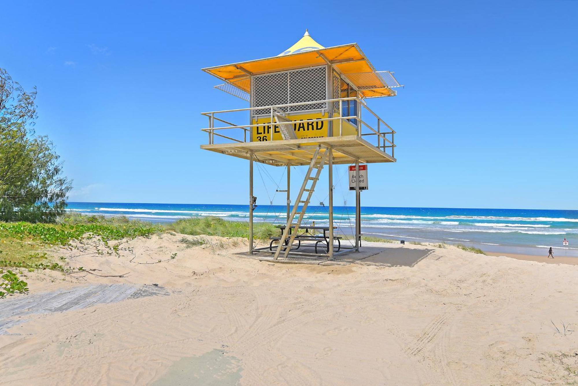 Breathtaking Ocean View & Beachside 3 Bedrooms Apartment *