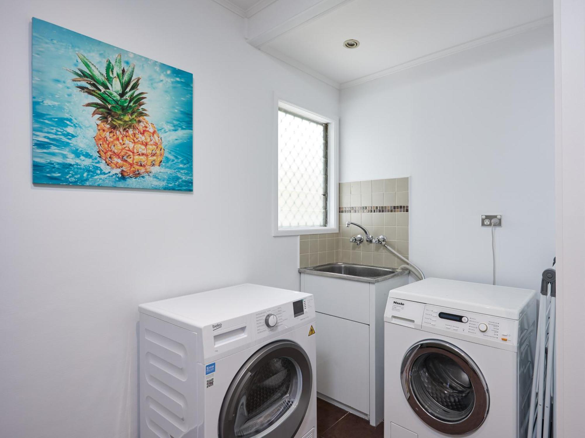 Holiday home Jacuzzi Gardens - Spa - Fire Pit - Swings - Outdoor Kitchen - Bbq - Parking - Central Location *