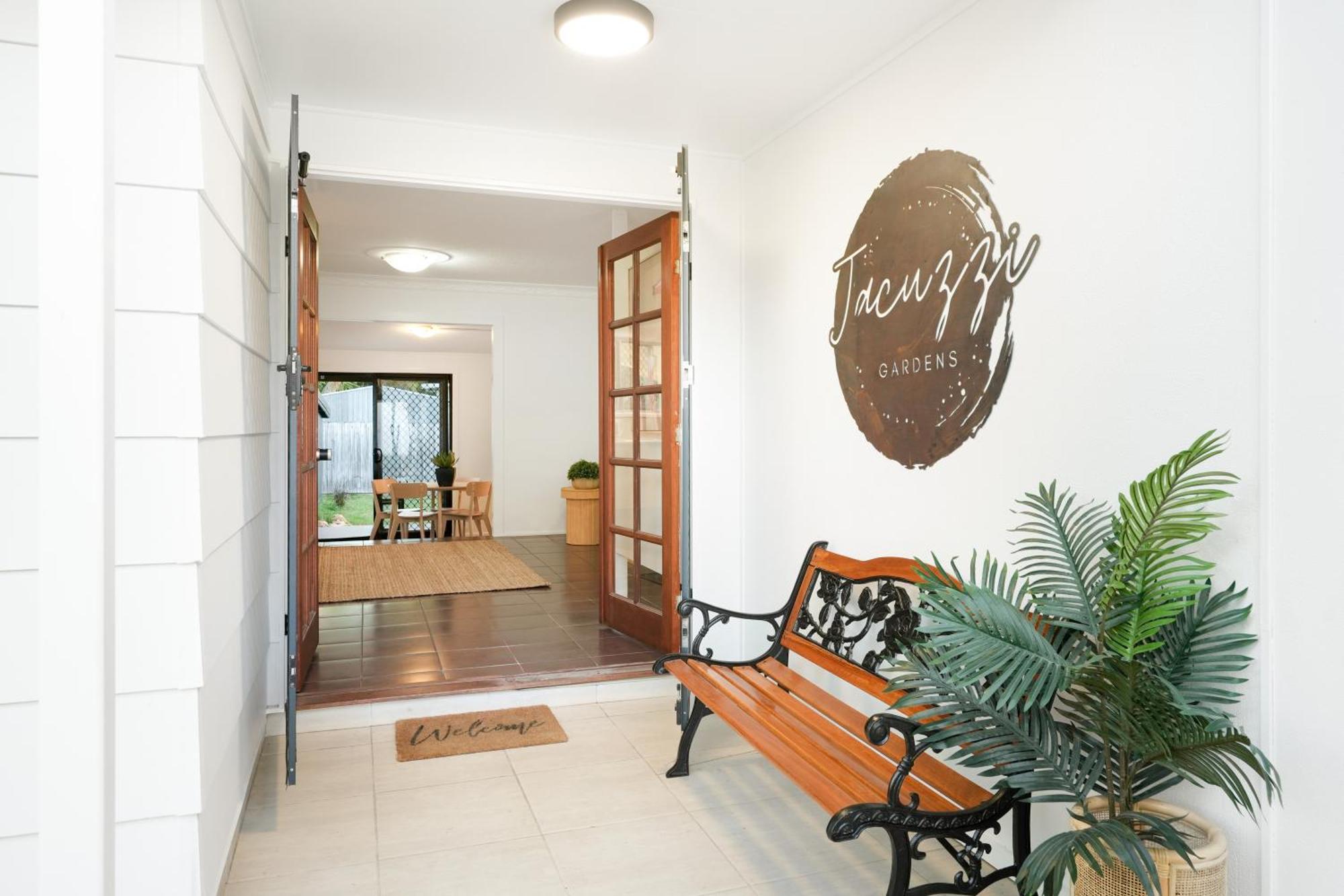 Holiday home Jacuzzi Gardens - Spa - Fire Pit - Swings - Outdoor Kitchen - Bbq - Parking - Central Location Gold Coast