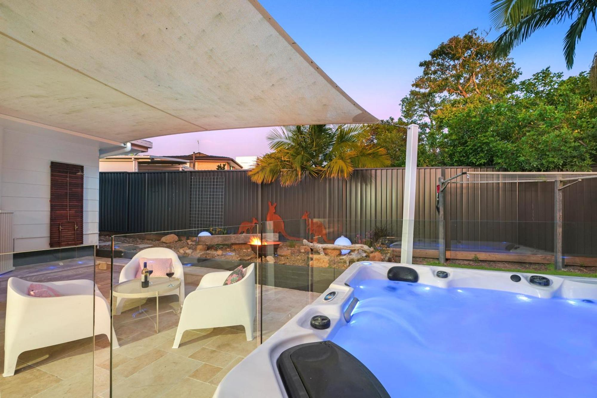 Jacuzzi Gardens - Spa - Fire Pit - Swings - Outdoor Kitchen - Bbq - Parking - Central Location
