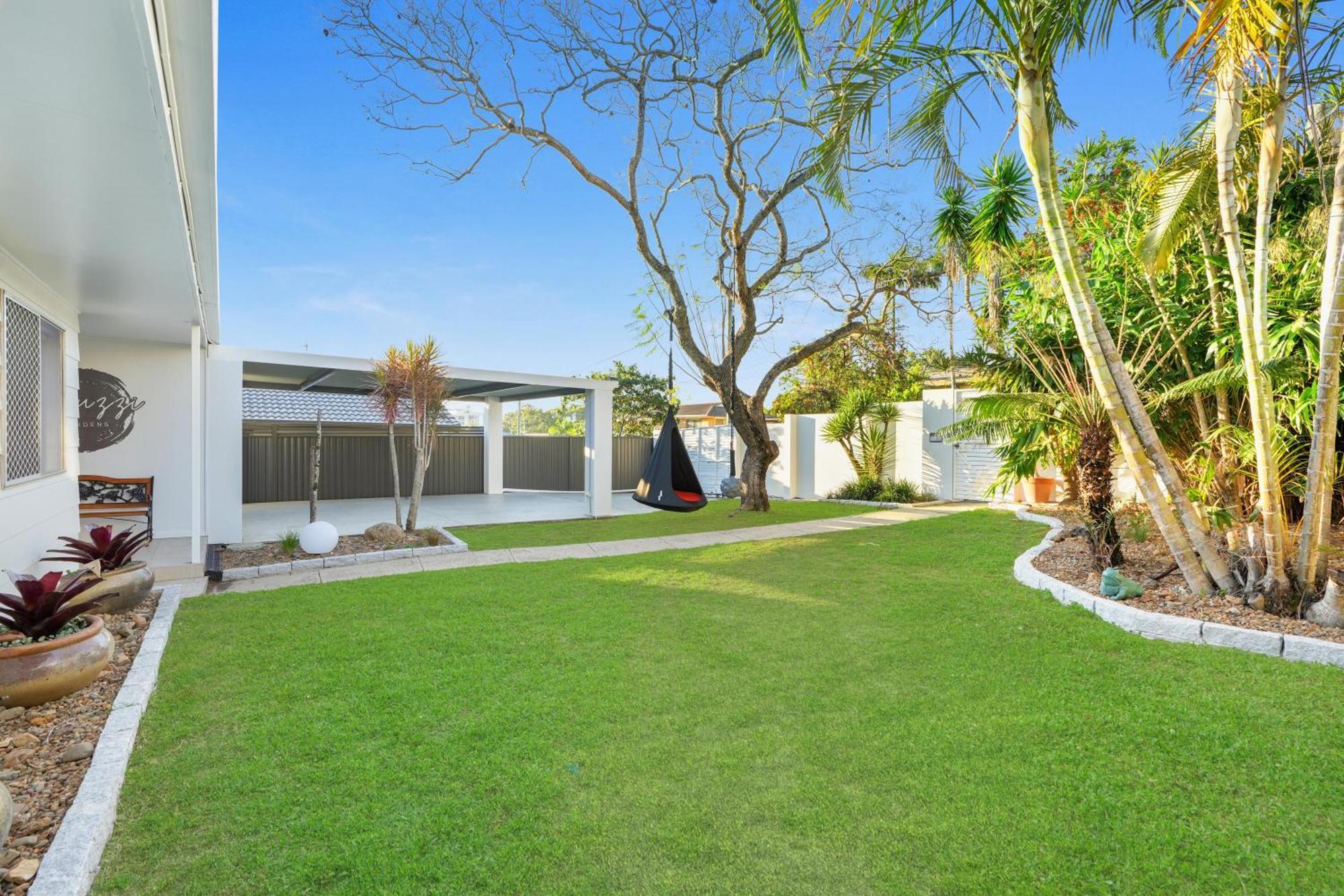 Jacuzzi Gardens - Spa - Fire Pit - Swings - Outdoor Kitchen - Bbq - Parking - Central Location Gold Coast