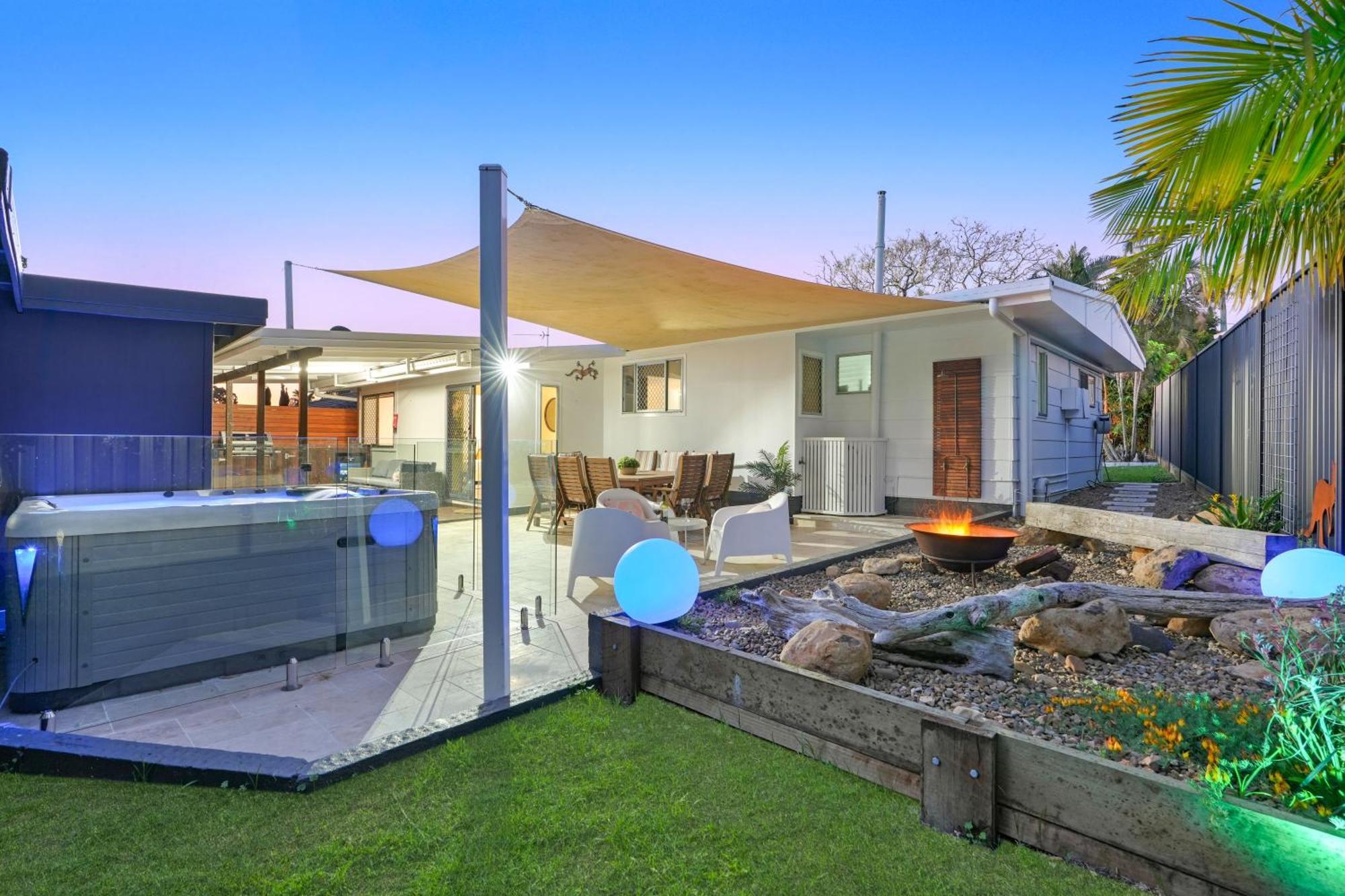 Jacuzzi Gardens - Spa - Fire Pit - Swings - Outdoor Kitchen - Bbq - Parking - Central Location Holiday home