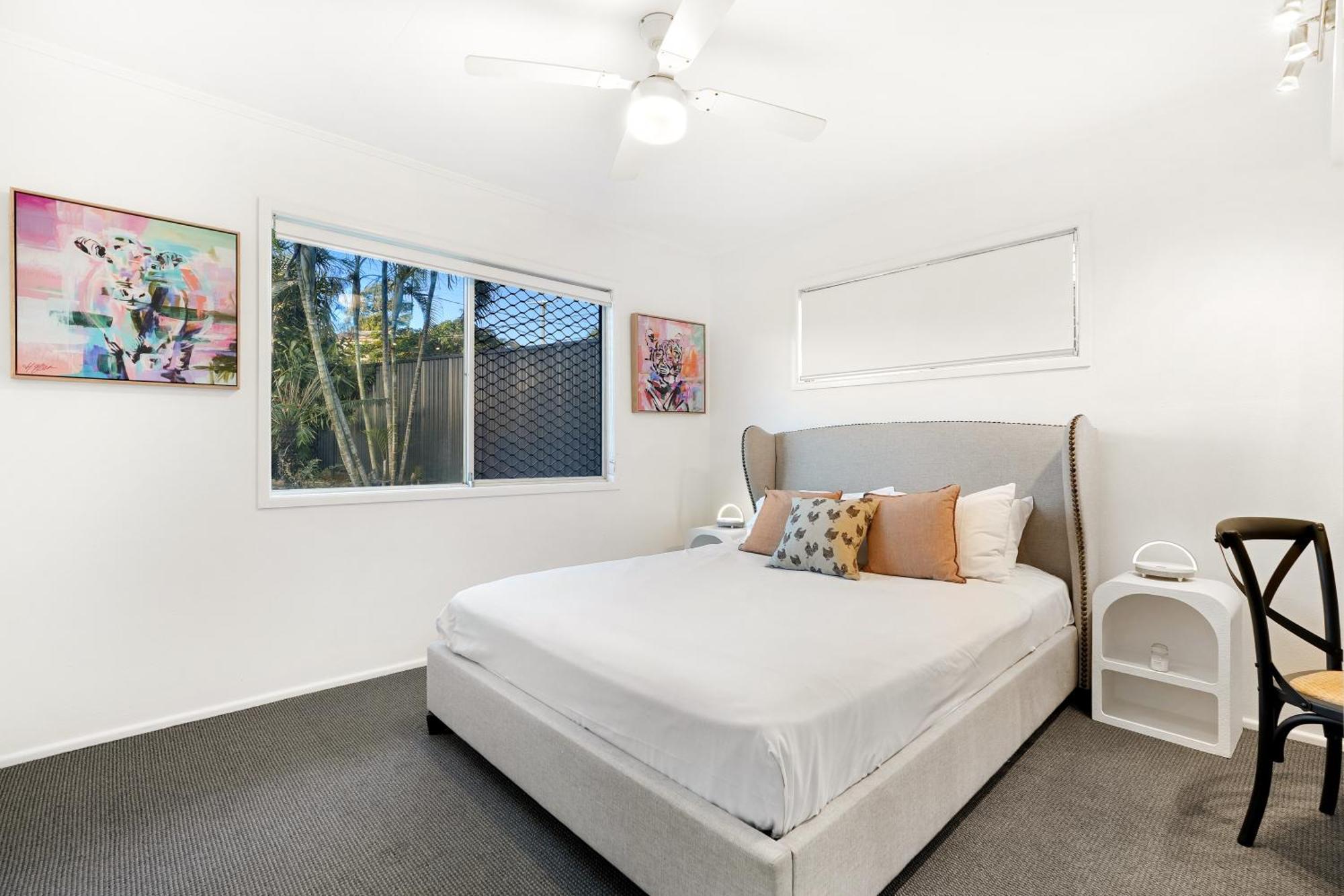 Holiday home Jacuzzi Gardens - Spa - Fire Pit - Swings - Outdoor Kitchen - Bbq - Parking - Central Location *