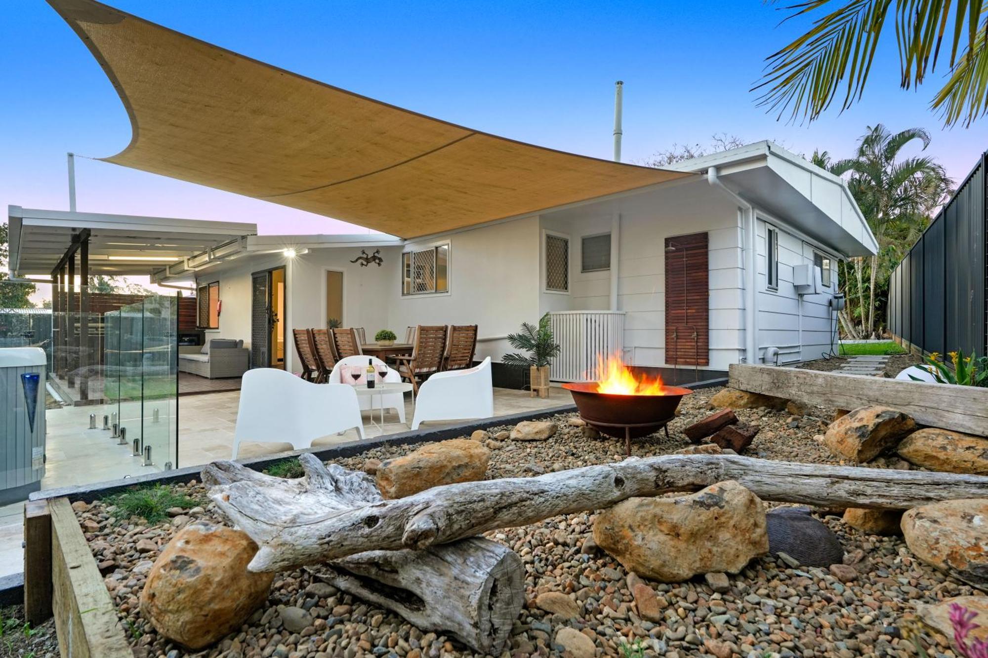 Holiday home Jacuzzi Gardens - Spa - Fire Pit - Swings - Outdoor Kitchen - Bbq - Parking - Central Location Gold Coast