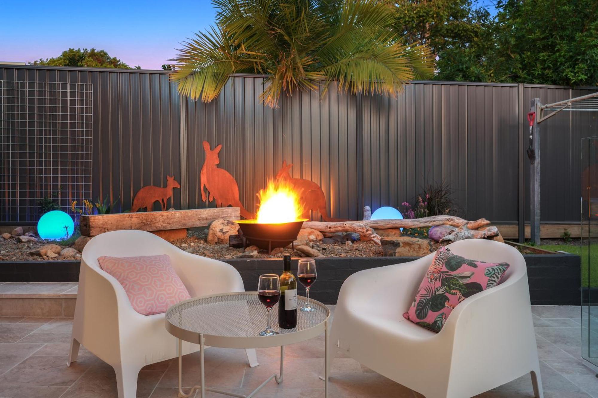 Holiday home Jacuzzi Gardens - Spa - Fire Pit - Swings - Outdoor Kitchen - Bbq - Parking - Central Location