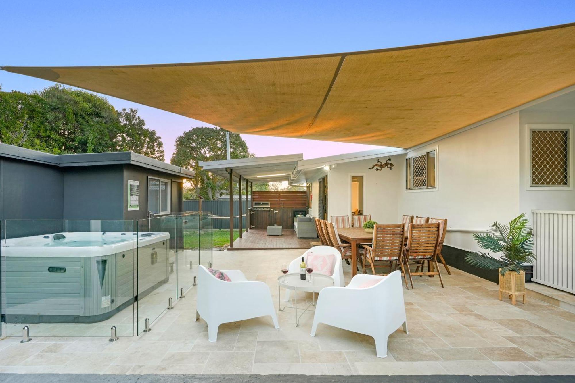 Jacuzzi Gardens - Spa - Fire Pit - Swings - Outdoor Kitchen - Bbq - Parking - Central Location *