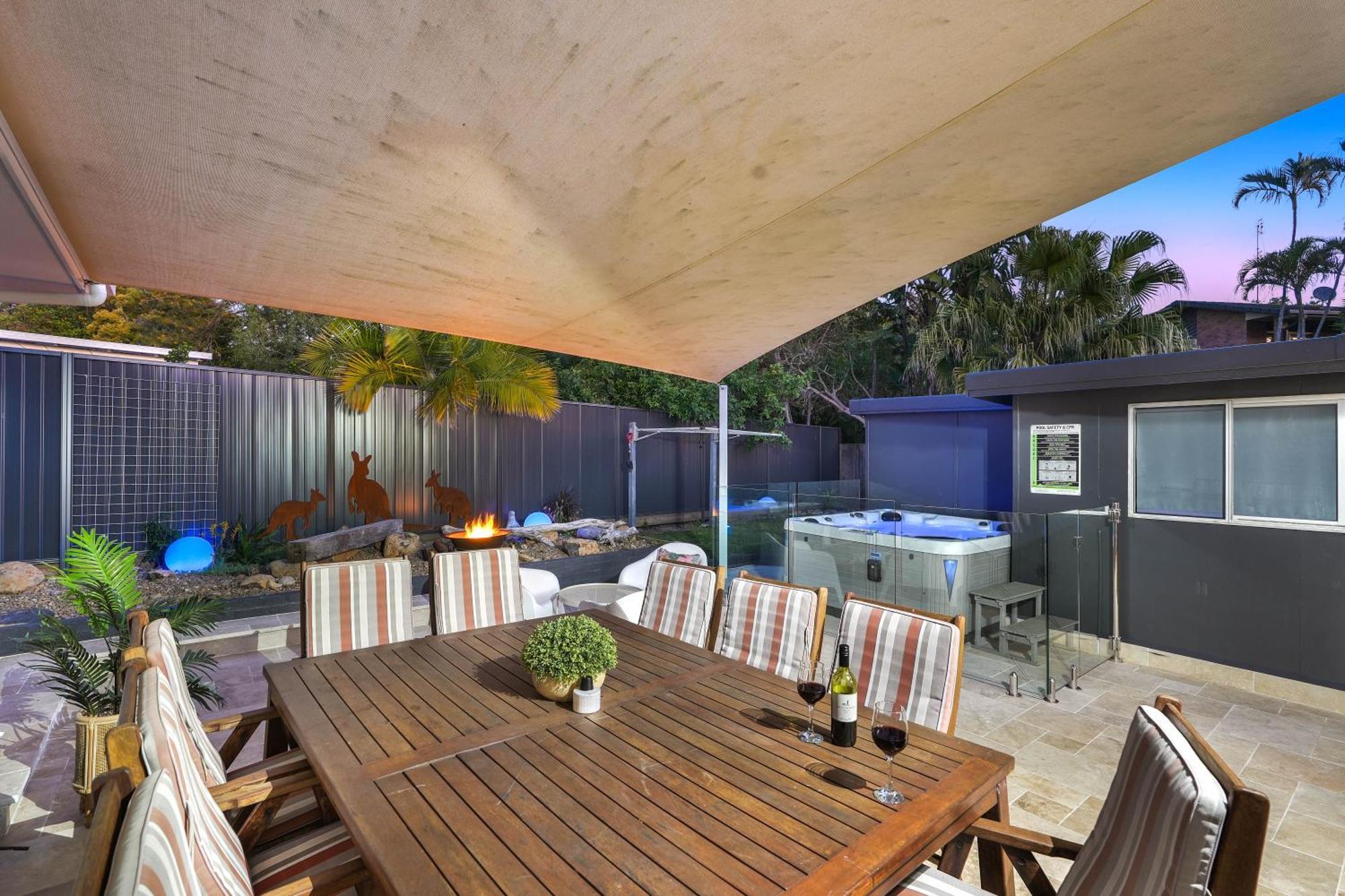 Jacuzzi Gardens - Spa - Fire Pit - Swings - Outdoor Kitchen - Bbq - Parking - Central Location *