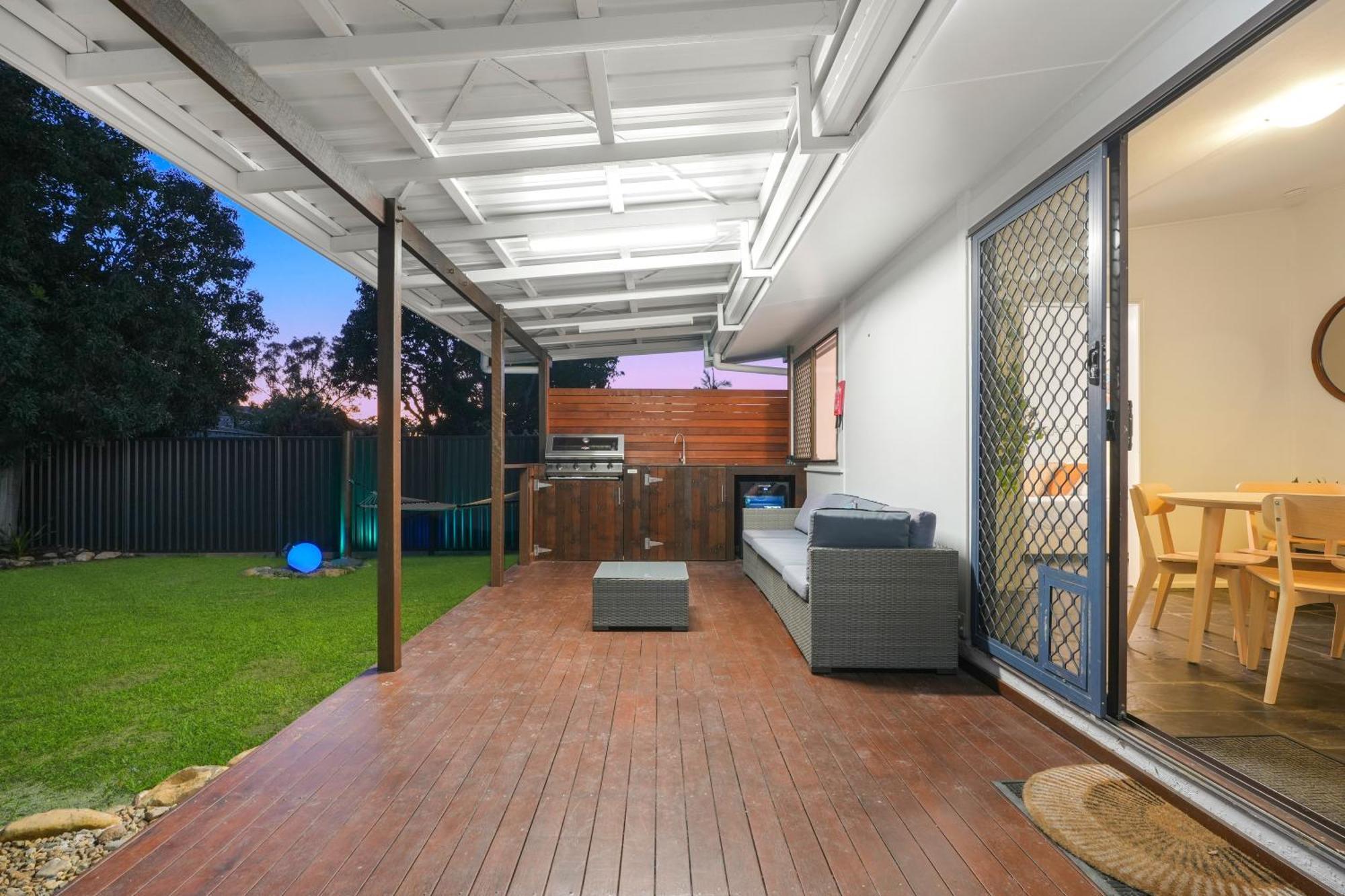 Jacuzzi Gardens - Spa - Fire Pit - Swings - Outdoor Kitchen - Bbq - Parking - Central Location Holiday home