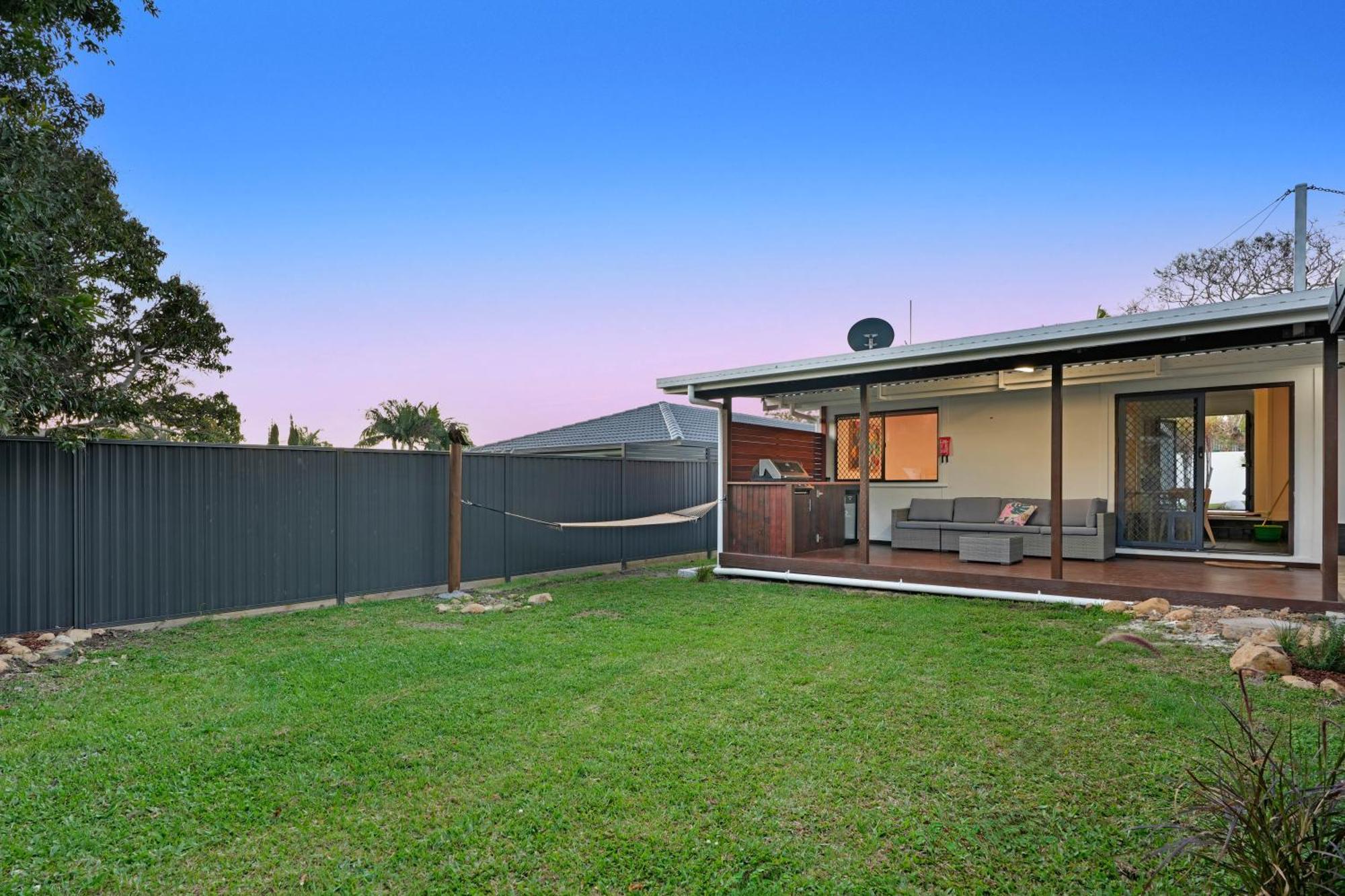Holiday home Jacuzzi Gardens - Spa - Fire Pit - Swings - Outdoor Kitchen - Bbq - Parking - Central Location Gold Coast