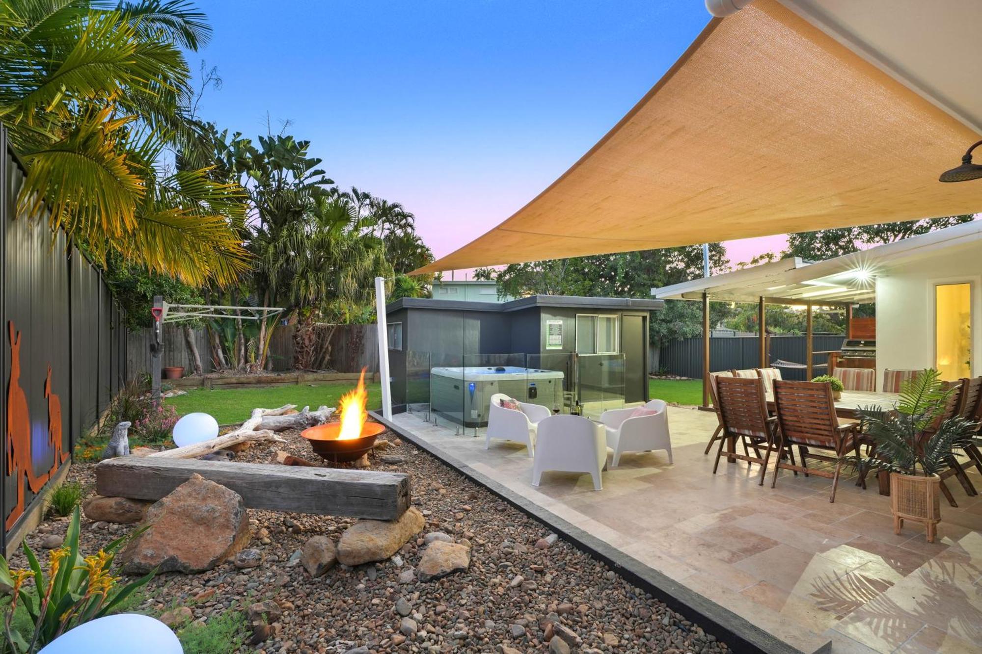 Holiday home Jacuzzi Gardens - Spa - Fire Pit - Swings - Outdoor Kitchen - Bbq - Parking - Central Location *