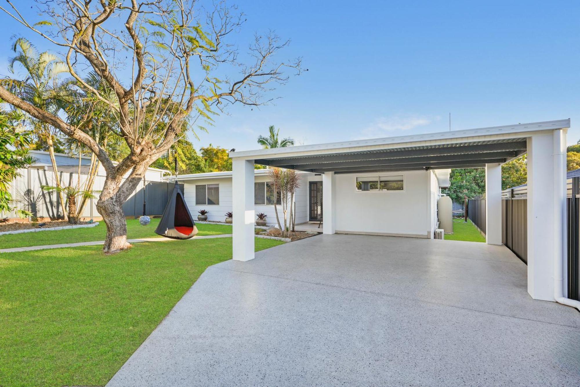 Jacuzzi Gardens - Spa - Fire Pit - Swings - Outdoor Kitchen - Bbq - Parking - Central Location Holiday home Gold Coast