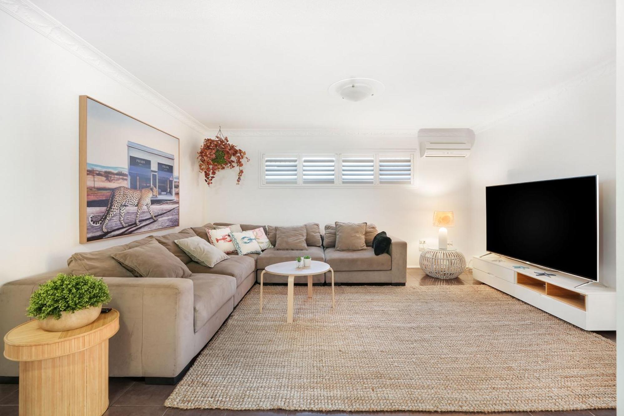 Holiday home Jacuzzi Gardens - Spa - Fire Pit - Swings - Outdoor Kitchen - Bbq - Parking - Central Location