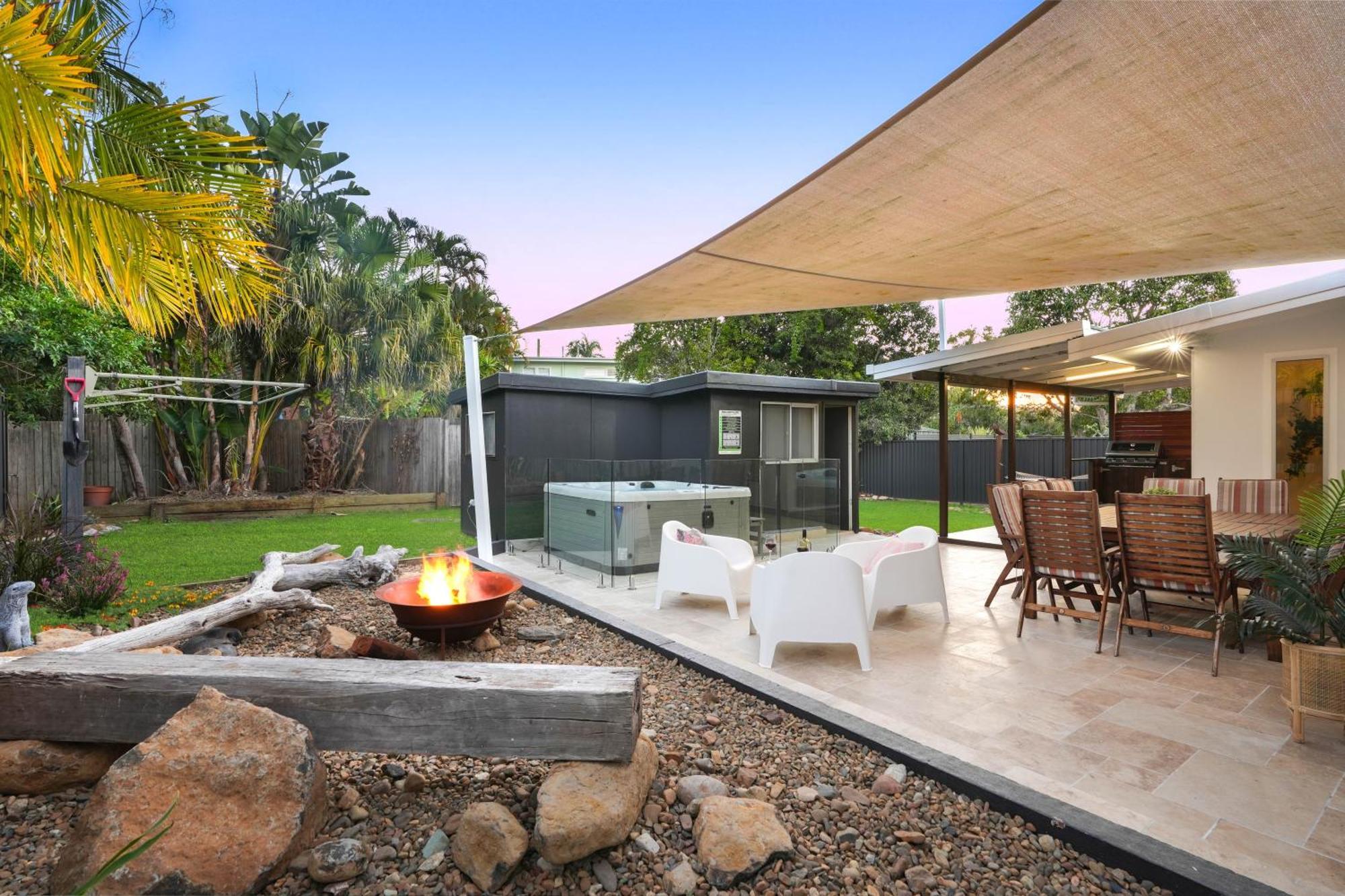Jacuzzi Gardens - Spa - Fire Pit - Swings - Outdoor Kitchen - Bbq - Parking - Central Location Holiday home *