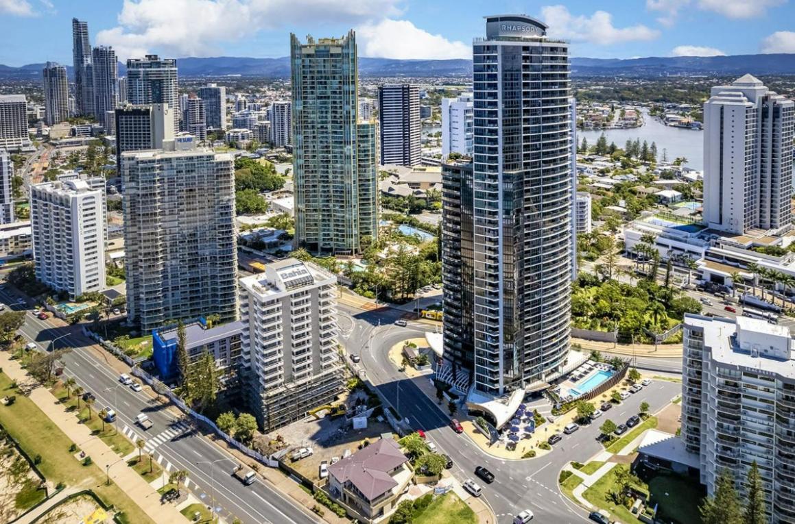 Premium Oceanfront Unit At Rhapsody Surfers Paradise *
