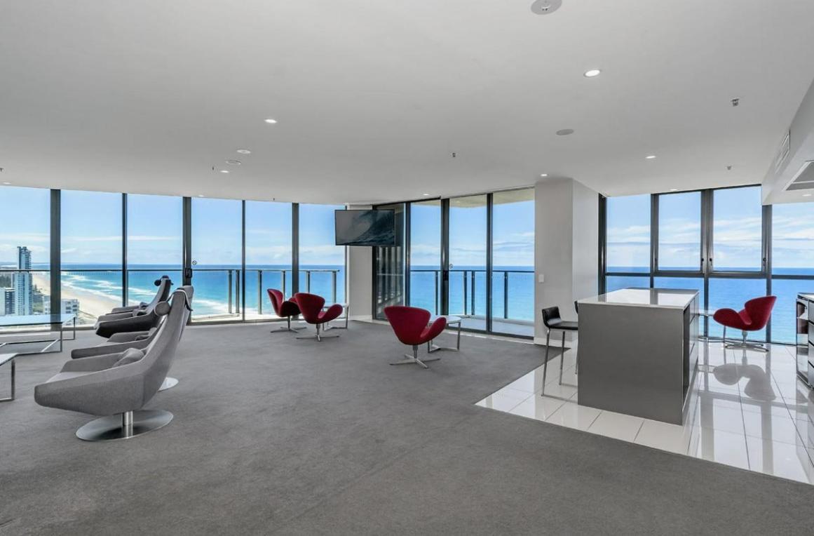 Premium Oceanfront Unit At Rhapsody Surfers Paradise *