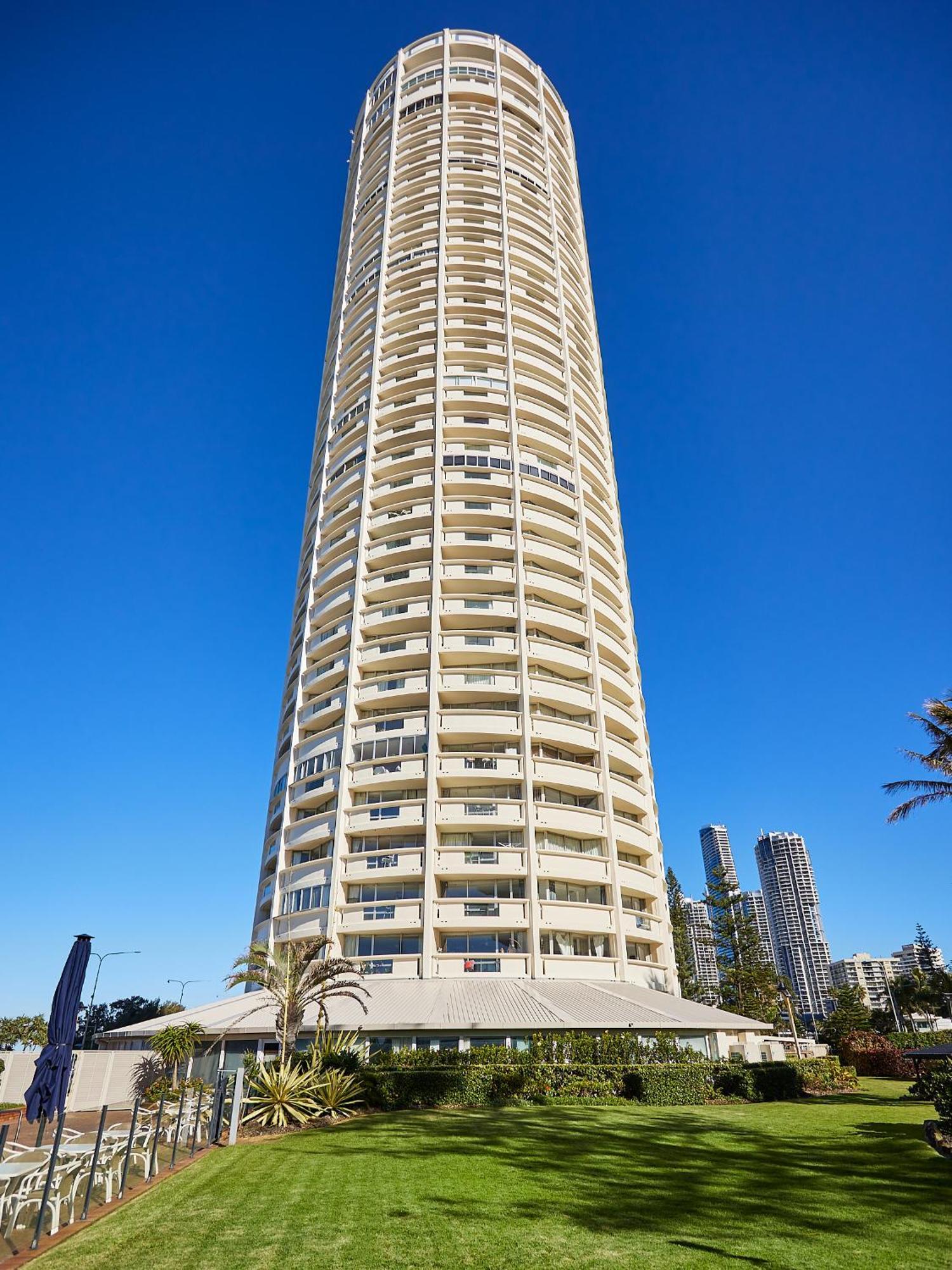 Breathtaking Ocean View & Beachside 3 Bedrooms Apartment *