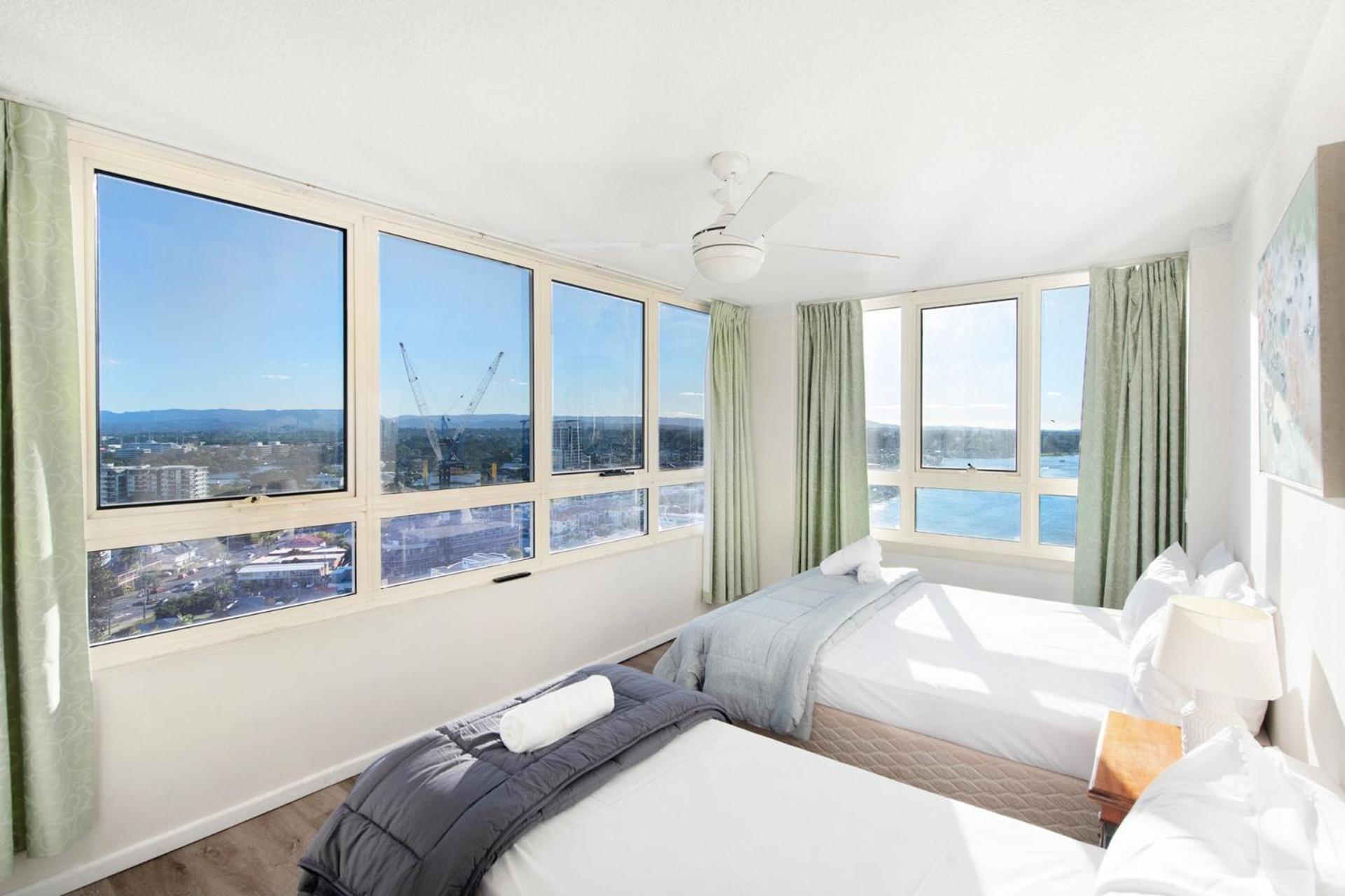 Spacious 3 Bedroom In Surfers Paradise *