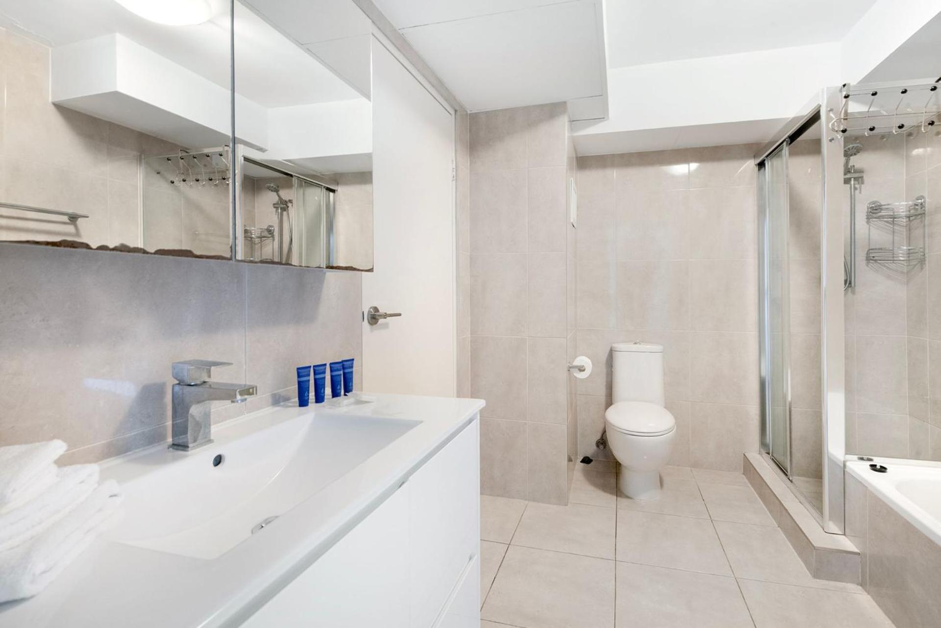 Spacious 3 Bedroom In Surfers Paradise * Gold Coast