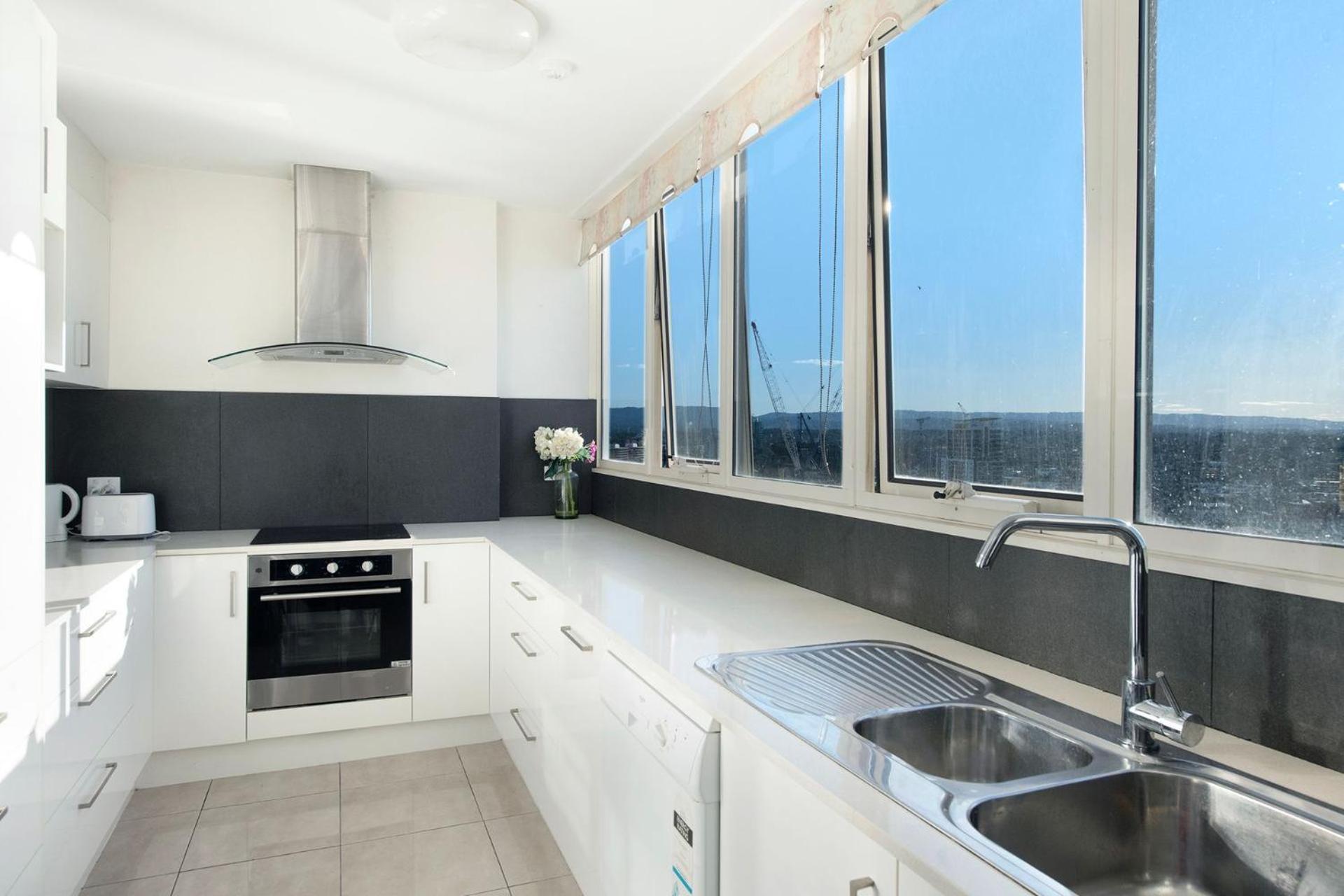 Spacious 3 Bedroom In Surfers Paradise *