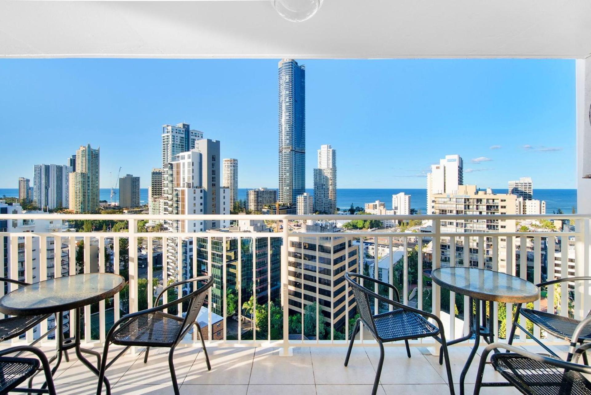Spacious 3 Bedroom In Surfers Paradise
