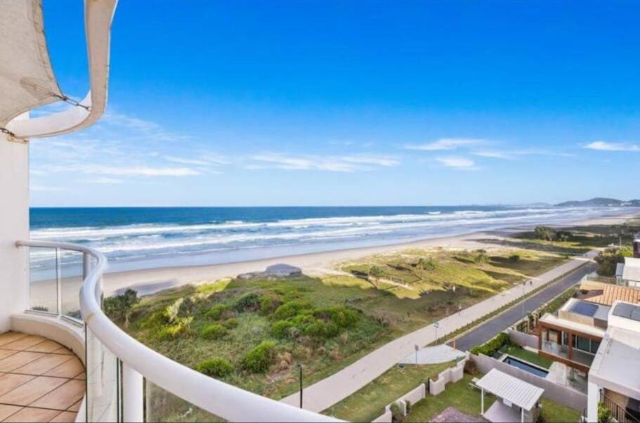 Premium Floor Oceanfront Unit In Regency On The 705 Apartment Gold Coast