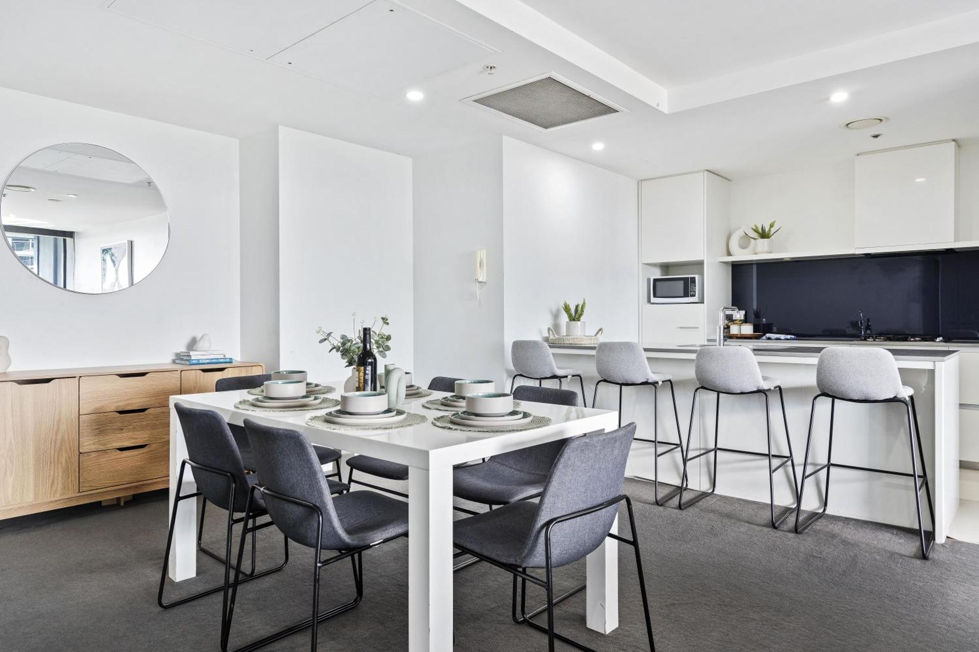 Apartment Circle On Cavill Surfers Paradise Mid Week Madness Deal - Q