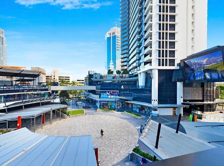 Pool, Gym, Cinema & Balcony! * Gold Coast