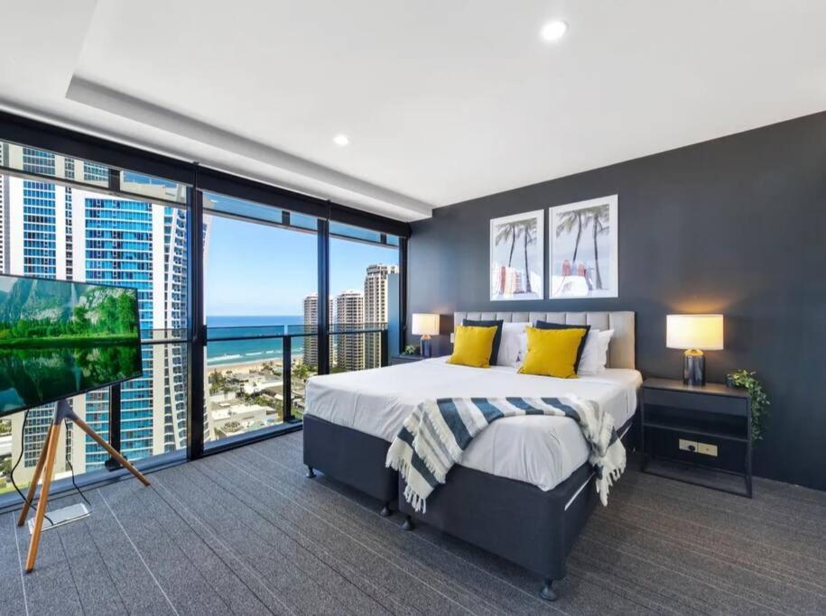 Pool, Gym, Cinema & Balcony! Gold Coast
