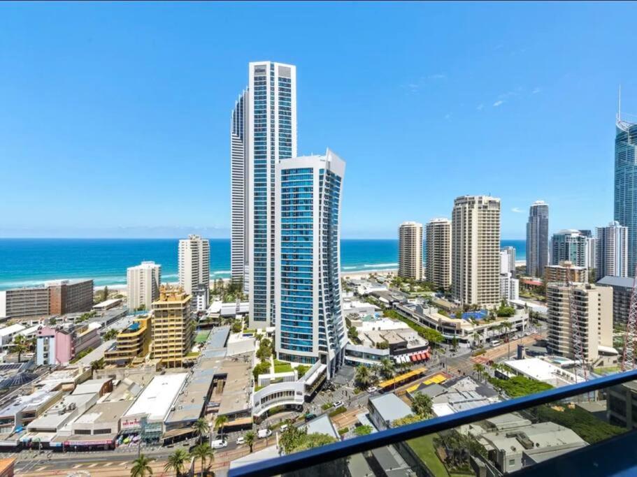 Pool, Gym, Cinema & Balcony! * Gold Coast