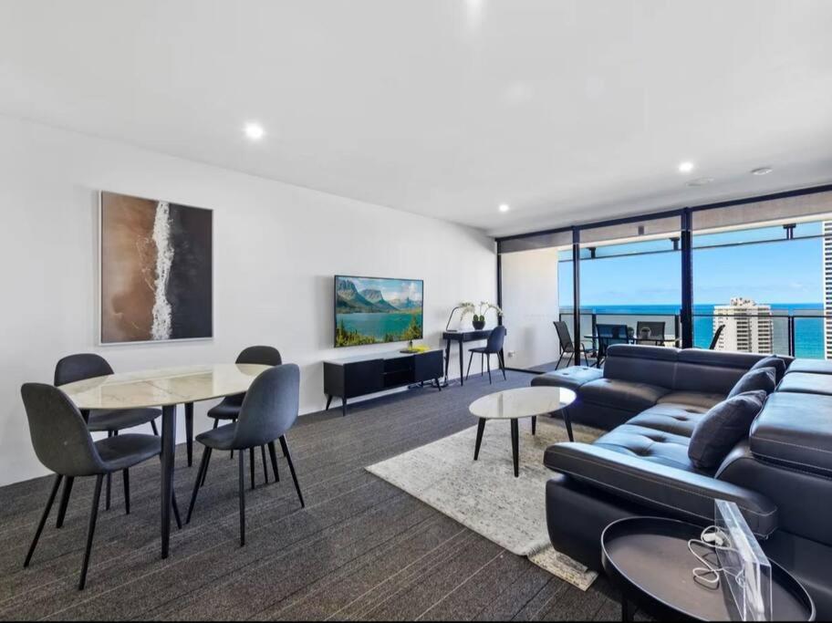 Apartment Pool, Gym, Cinema & Balcony! *