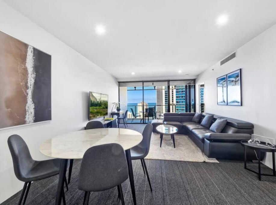 Pool, Gym, Cinema & Balcony! * Gold Coast