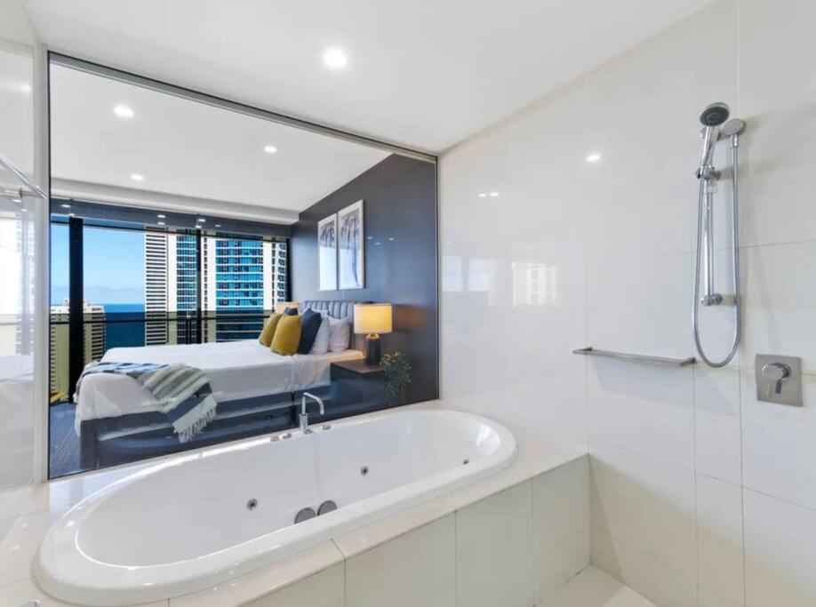 Pool, Gym, Cinema & Balcony! Apartment *