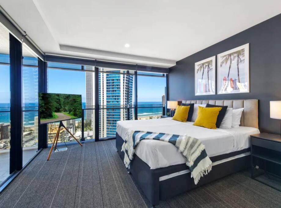 Pool, Gym, Cinema & Balcony! Gold Coast