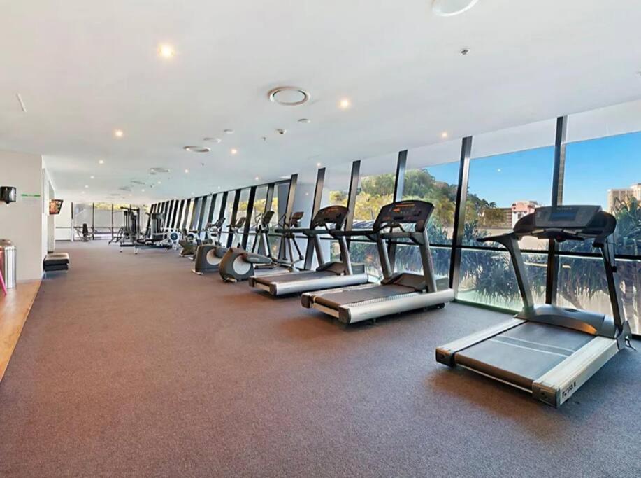 Pool, Gym, Cinema & Balcony! * Gold Coast