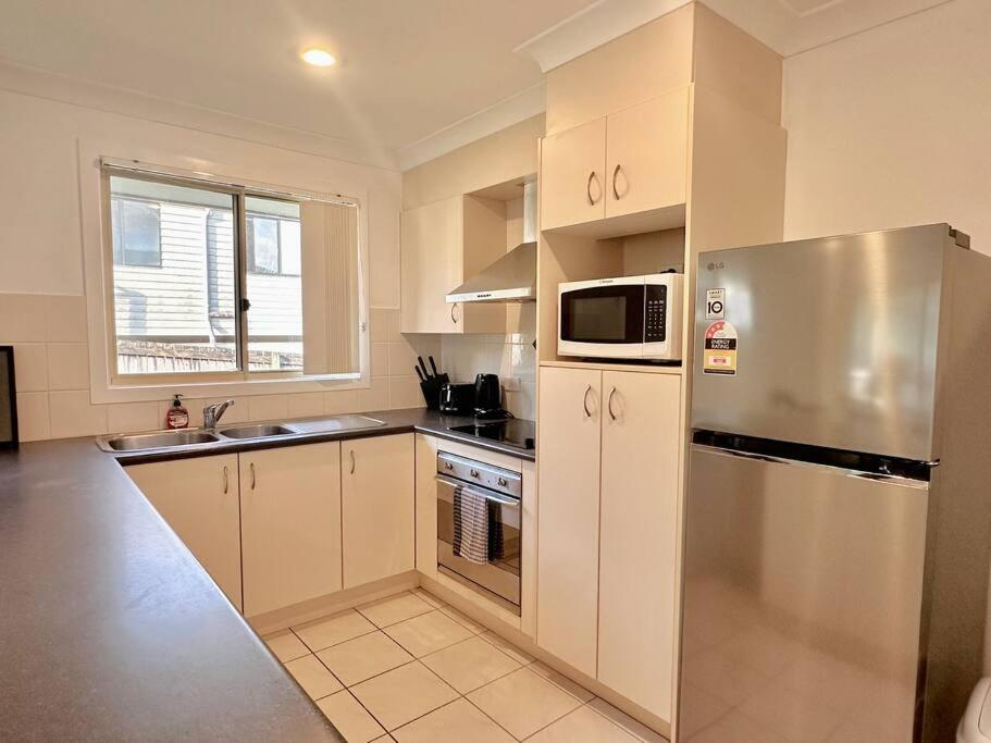 Simple & Peaceful Escape! Entire 4 Bedroom House 10min To Theme Parks Holiday home *