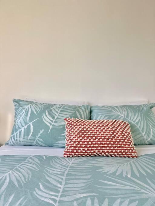 Simple & Peaceful Escape! Entire 4 Bedroom House 10min To Theme Parks * Gold Coast