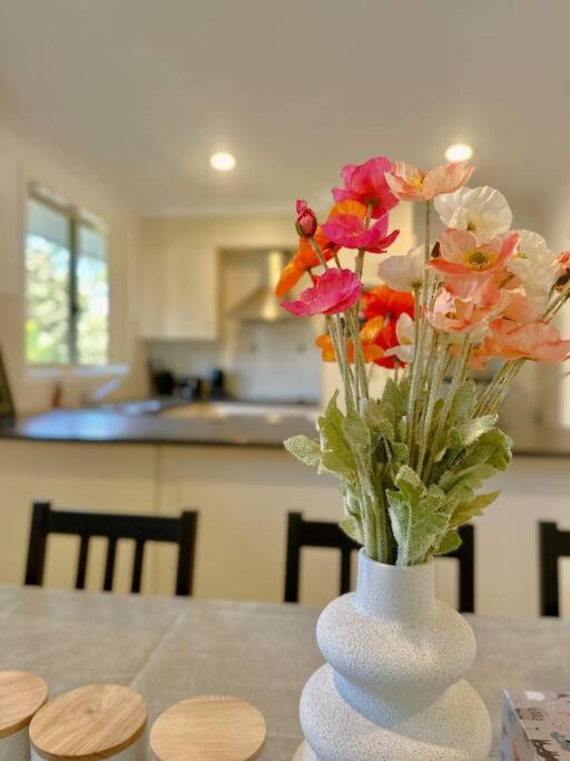 Simple & Peaceful Escape! Entire 4 Bedroom House 10min To Theme Parks Holiday home