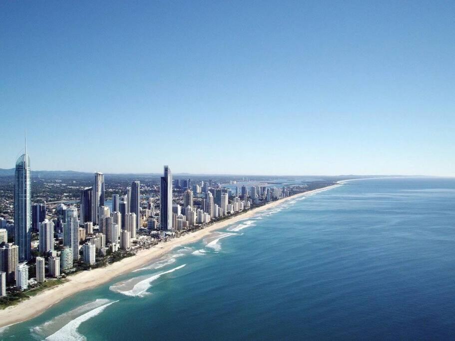 Simple & Peaceful Escape! Entire 4 Bedroom House 10min To Theme Parks Gold Coast