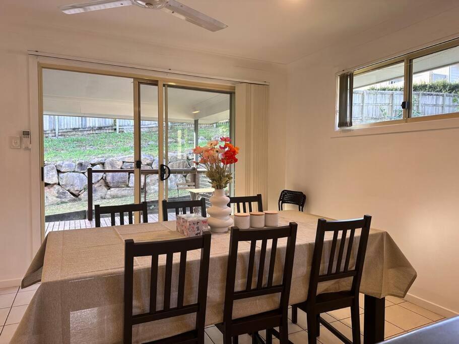 Simple & Peaceful Escape! Entire 4 Bedroom House 10min To Theme Parks Holiday home