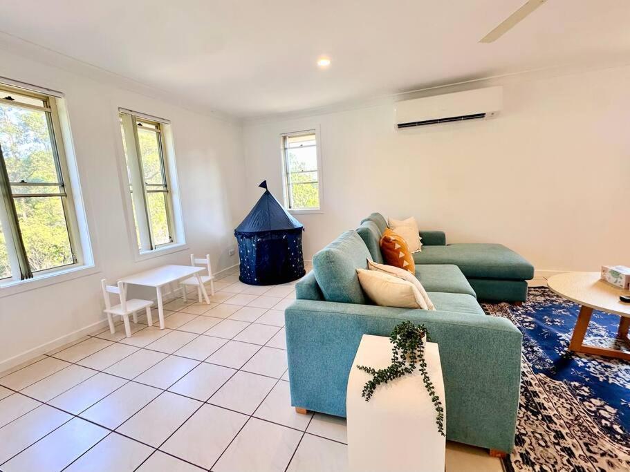 Holiday home Simple & Peaceful Escape! Entire 4 Bedroom House 10min To Theme Parks Gold Coast