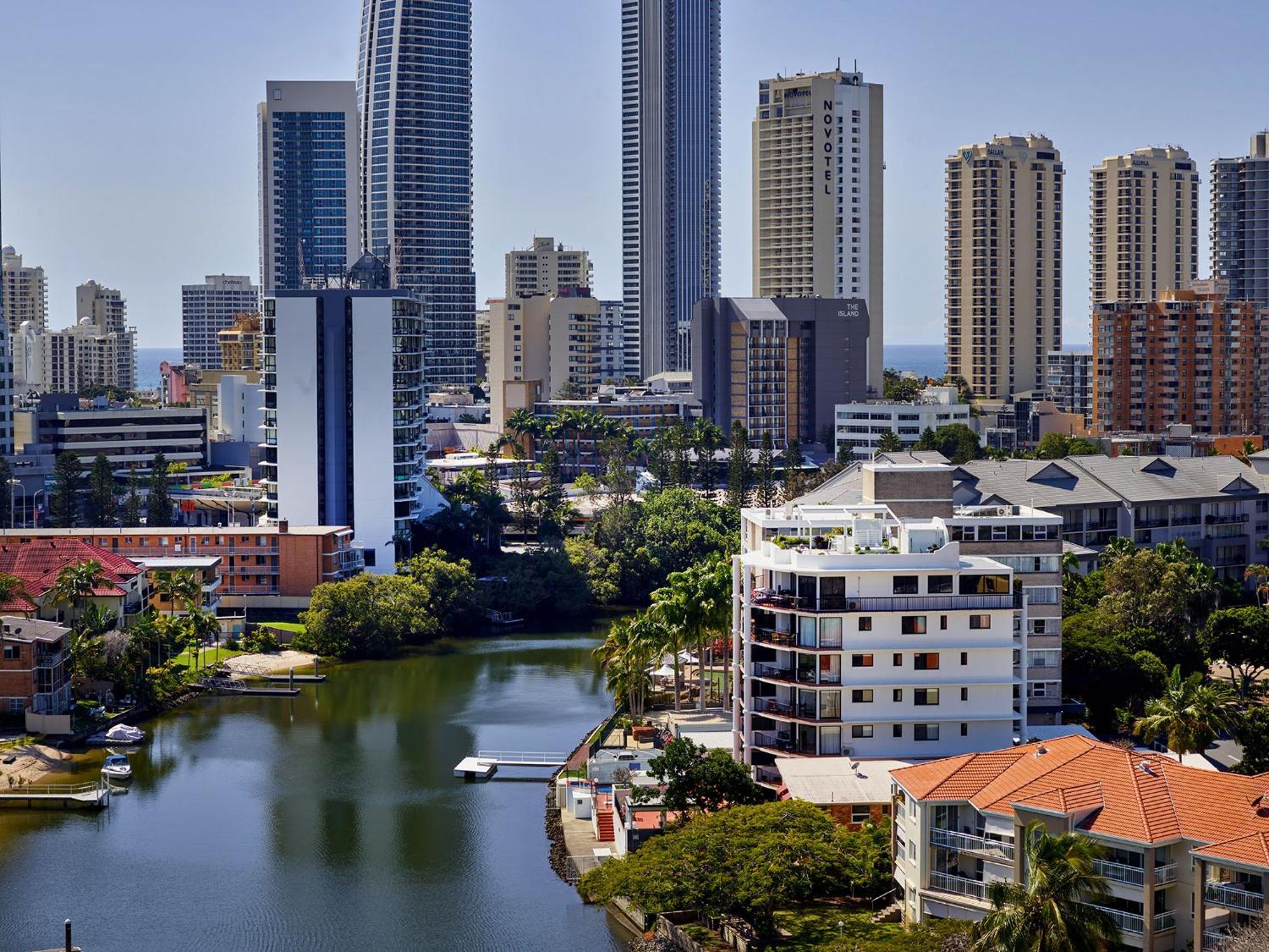 Quiet Location Close To It * Gold Coast