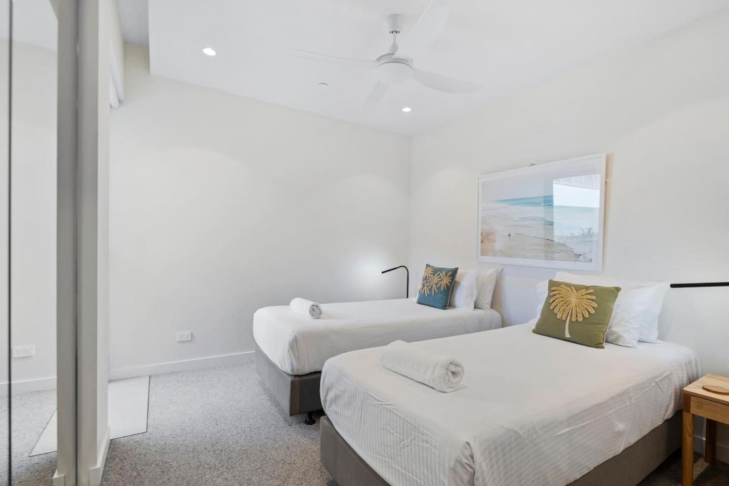 The Nordic Palm - Poolside Lounging By The Beach Apartment Gold Coast