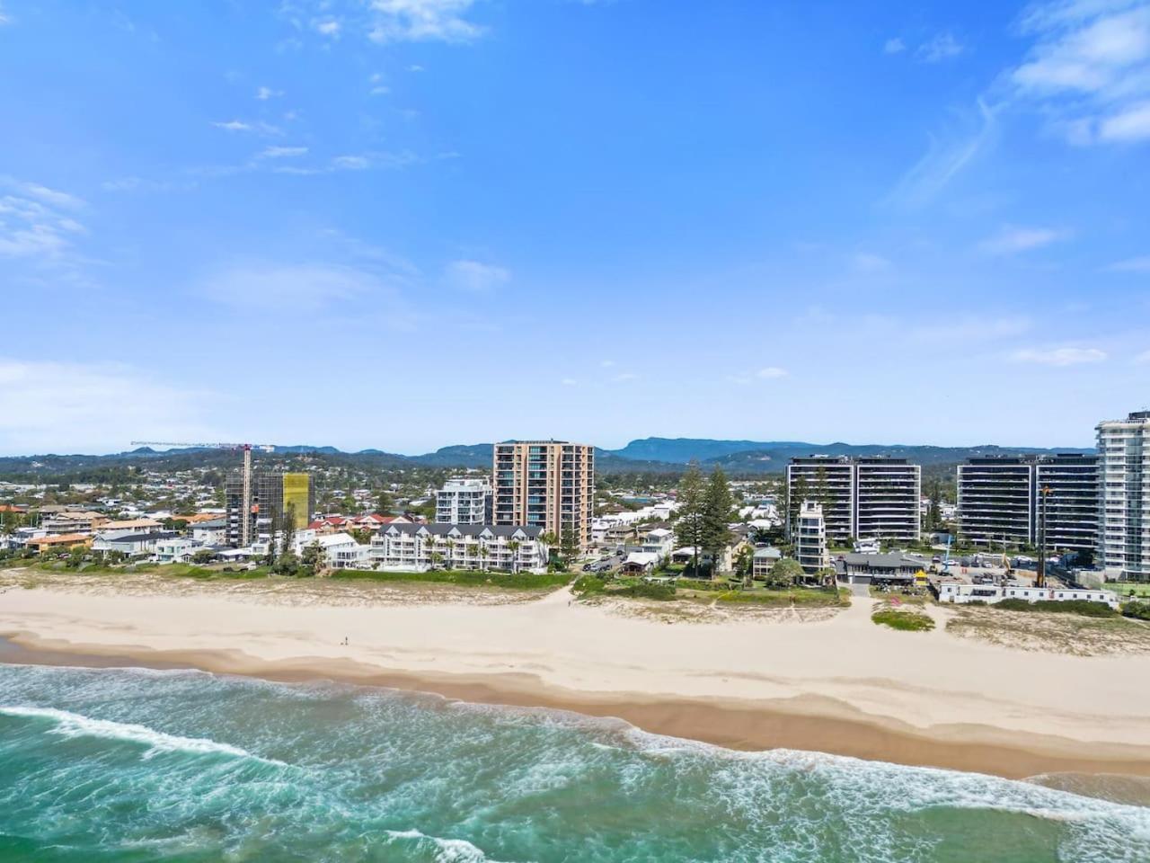 The Nordic Palm - Poolside Lounging By The Beach Gold Coast
