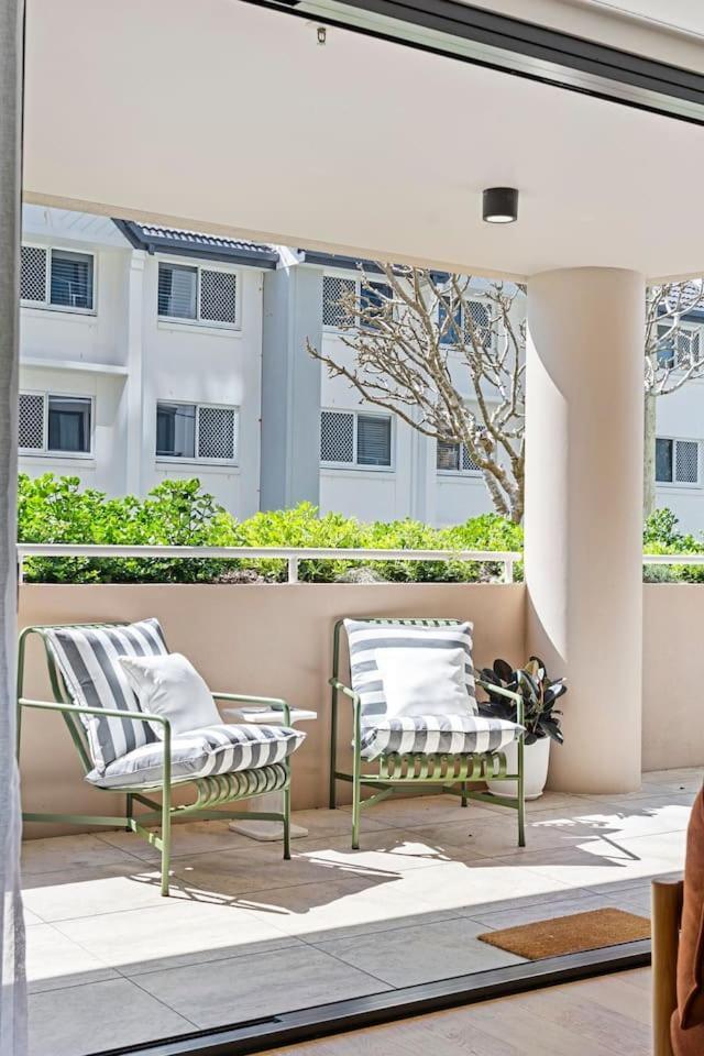 The Nordic Palm - Poolside Lounging By The Beach Apartment *