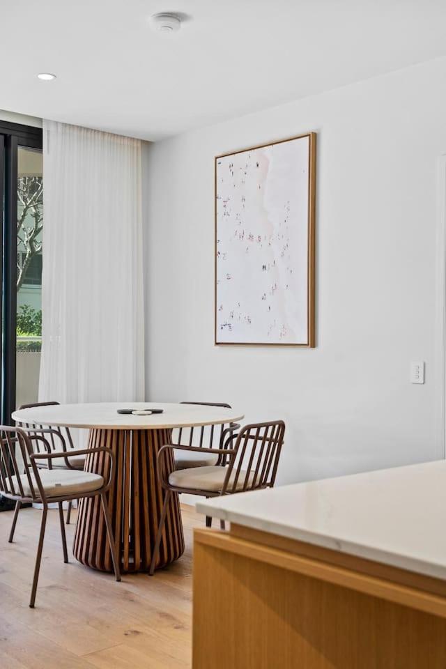 The Nordic Palm - Poolside Lounging By The Beach Apartment Gold Coast
