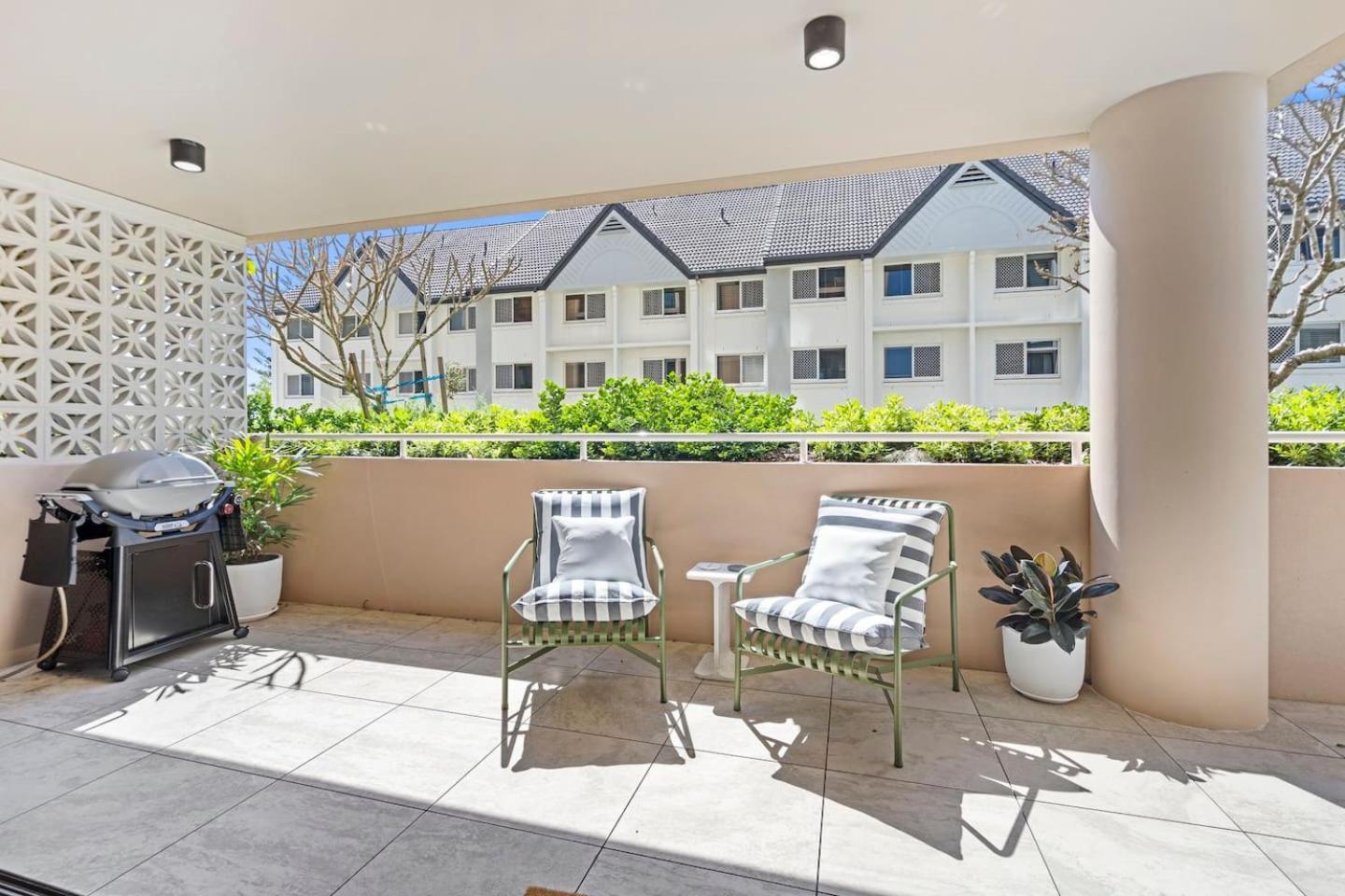 The Nordic Palm - Poolside Lounging By The Beach Apartment *