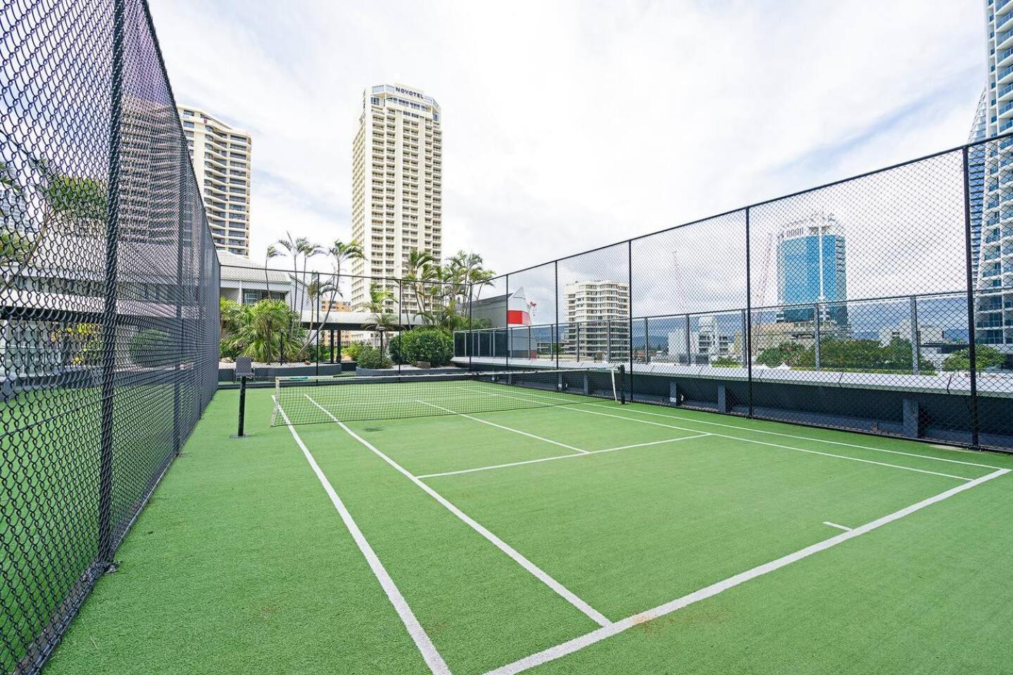 Marks Point - Living In The Heart Of Surfers Apartment