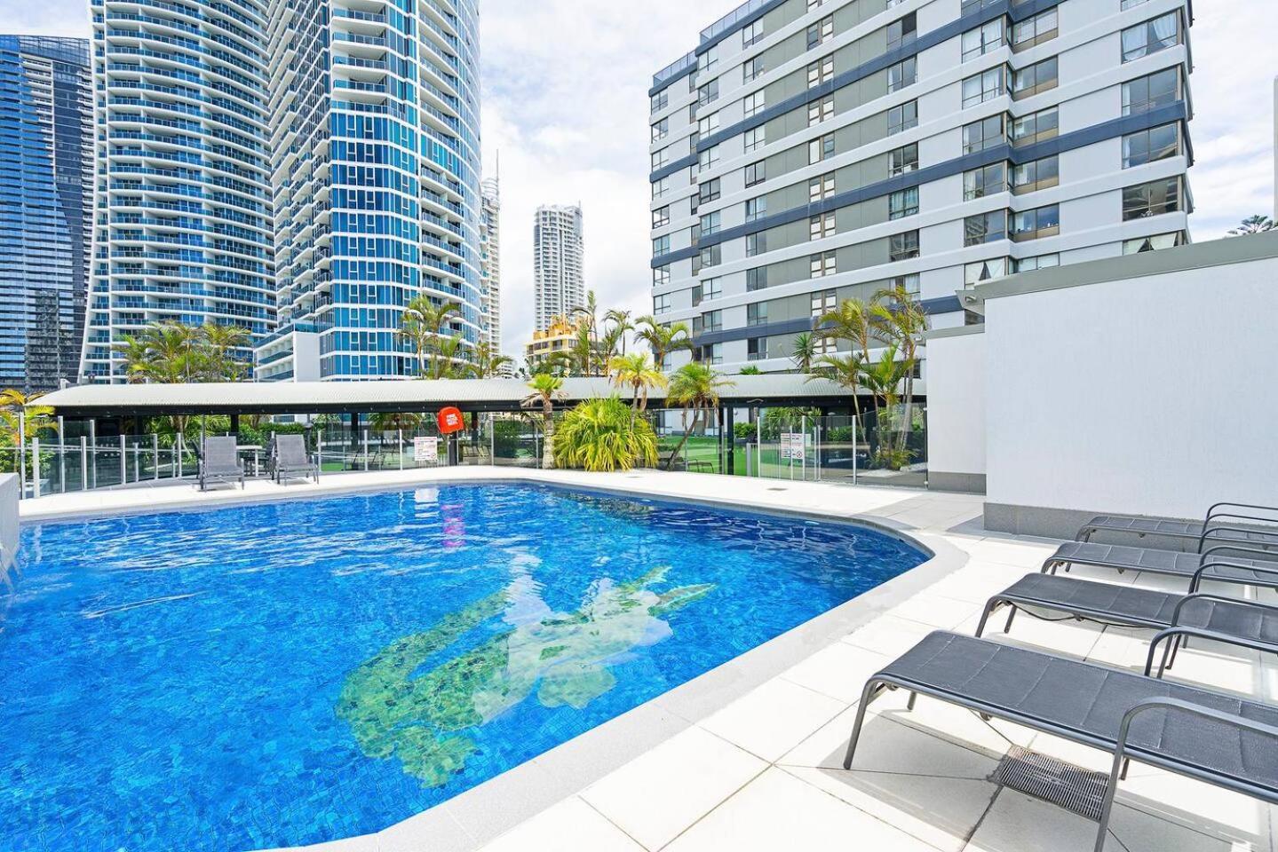 Marks Point - Living In The Heart Of Surfers * Gold Coast
